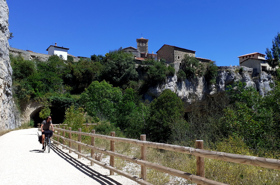 El Camino Natural Va Verde Santander  Mediterrneo se consolida con la apertura del nuevo tramo de Las Merindades (Burgos)
